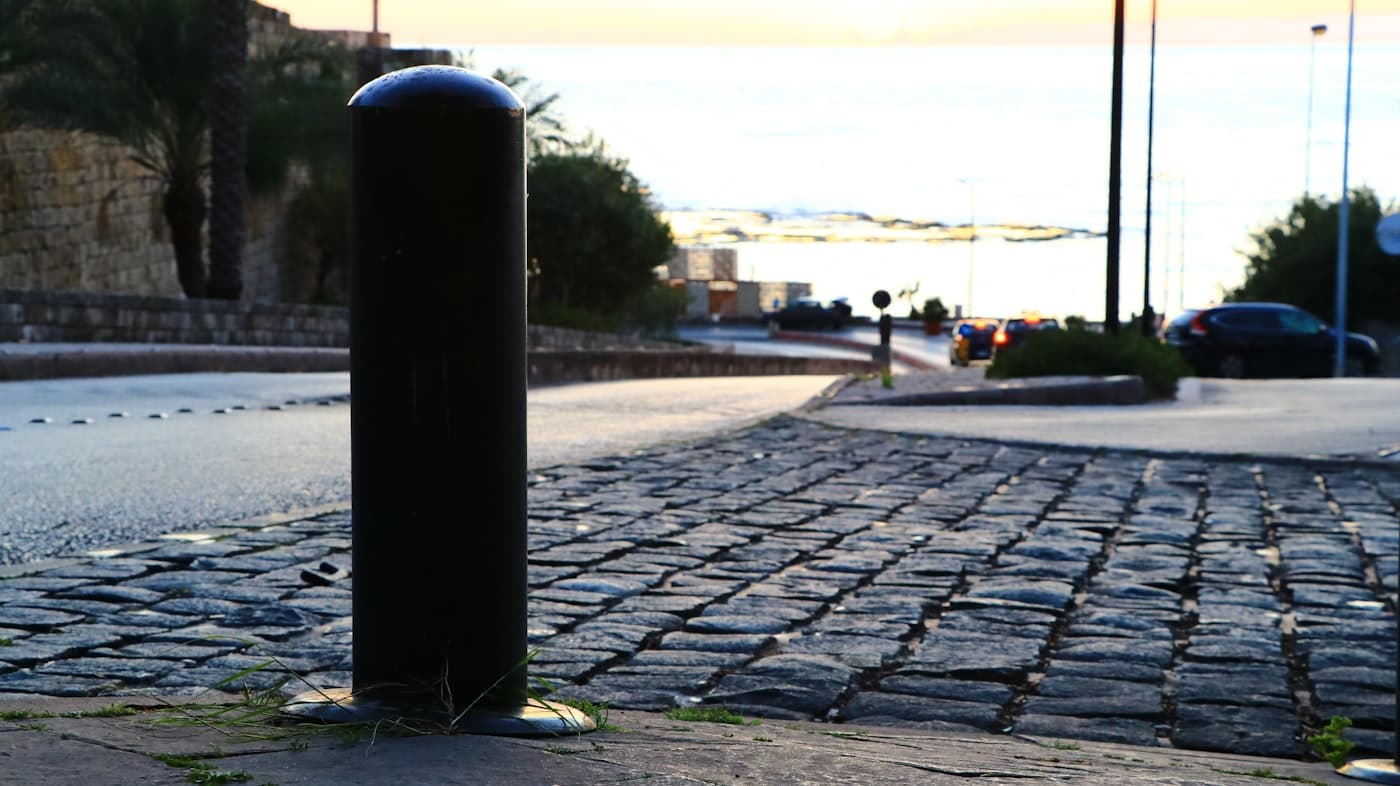Automatic rising bollards protecting pedestrian zone