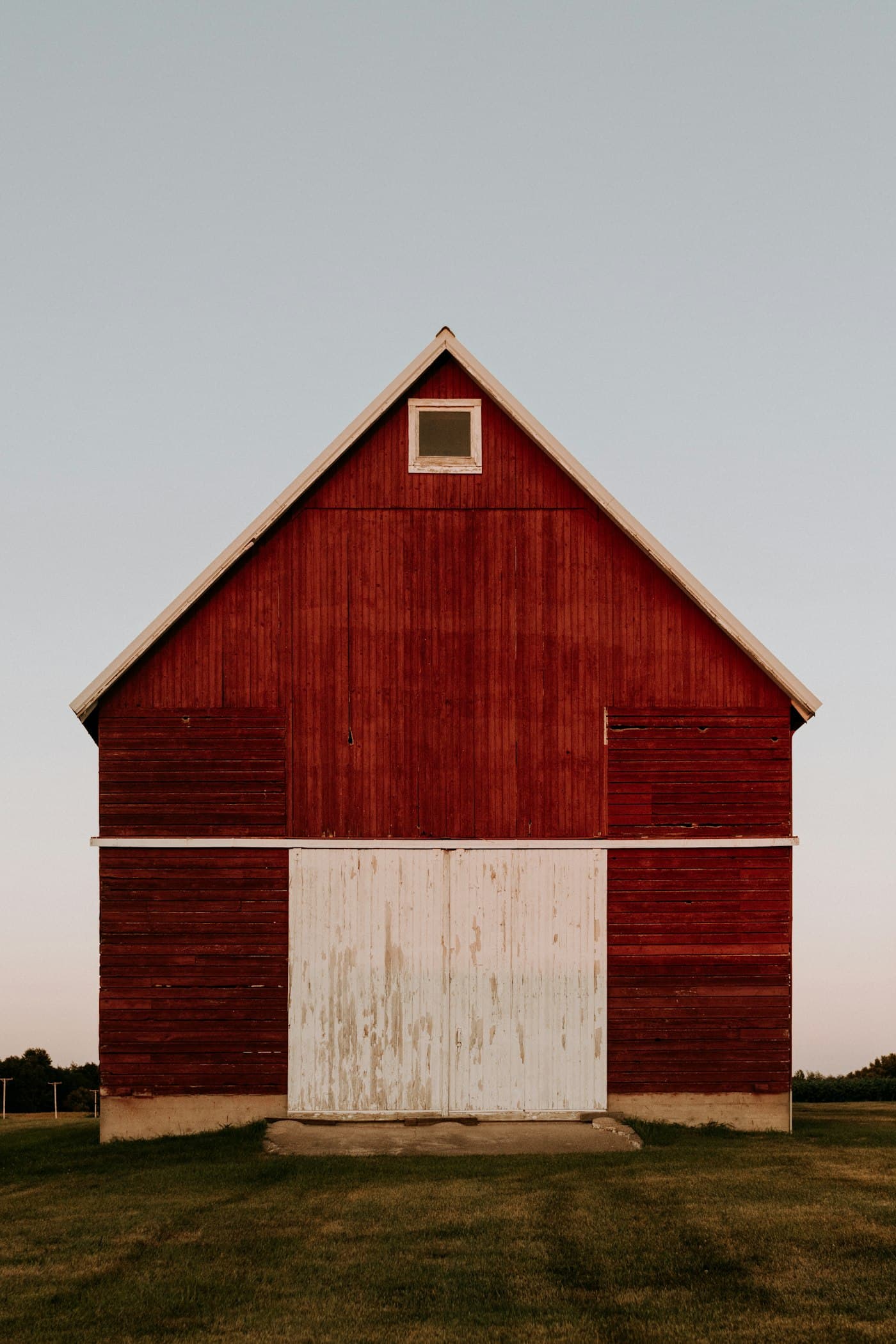 Bottom mounted sliding door on agricultural barn building